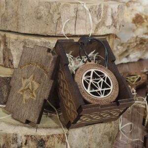 Drvena ogrlica sa simbolom Merkabe – svetlosno telo duše i božanska zaštita