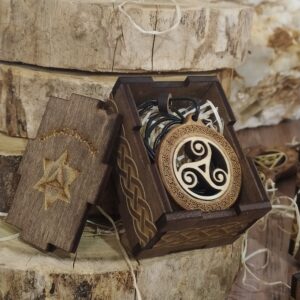 Drvena ogrlica sa simbolom Triskeliona – keltski simbol pokreta, transformacije i moći