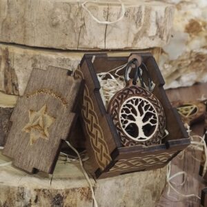 Drvena ogrlica sa simbolom Drveta života – sveti znak povezanosti svih bića