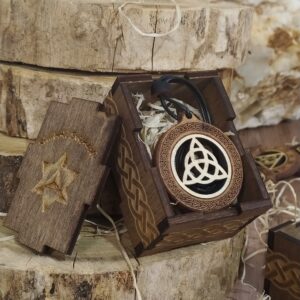 Drvena ogrlica sa simbolom Triniti – trojstvo uma, tela i duha u savršenom jedinstvu