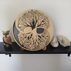Drvo života stona dekoracija 30x30cm od drveta na stolu, simbol ravnoteže i povezanosti života